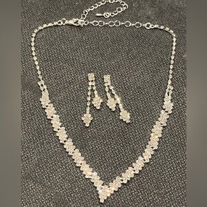 🌙 C1082 Elegant Silver plated Rhinestone Necklace and Earring Set